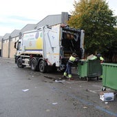 Servicio se recogida de residuos en un acalle de Santoña.