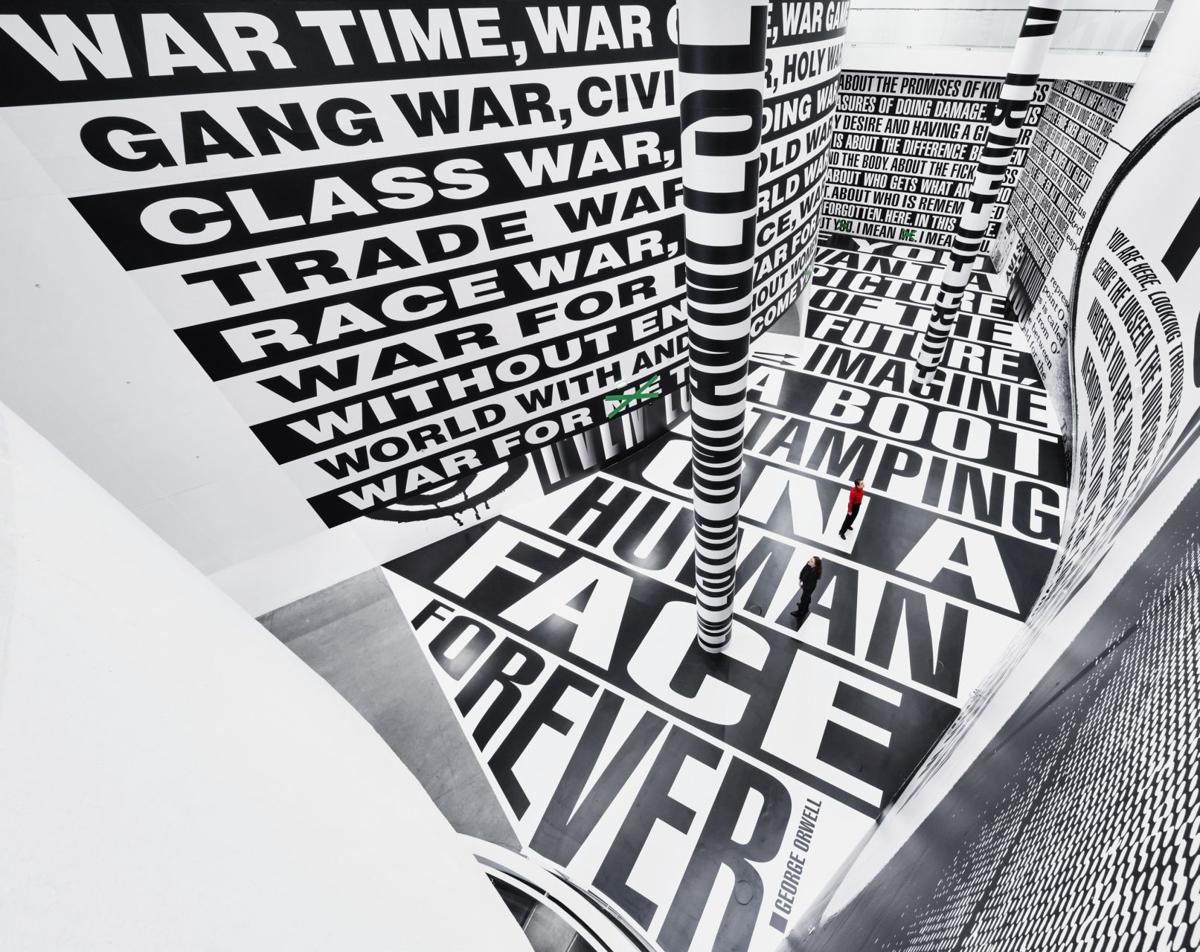 Barbara Kruger. 'No Comment'. Vista de la exposición, ARoS Aarhus Kunstmuseum, Aarhus, 29 de noviembre, 2024–21 de abril, 2025.