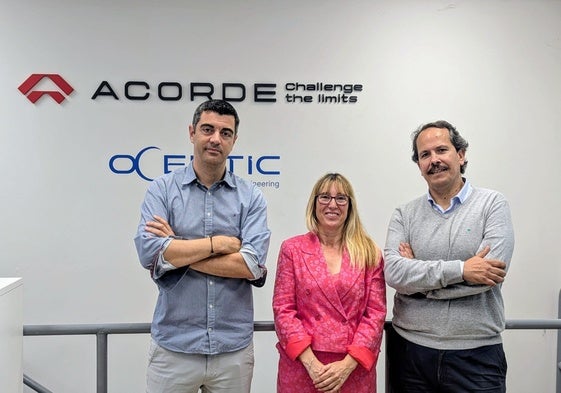 Manuel Lobeira (izquierda); Eugenia Gómez de DIego; y Santiago Díaz, director de Calidad.