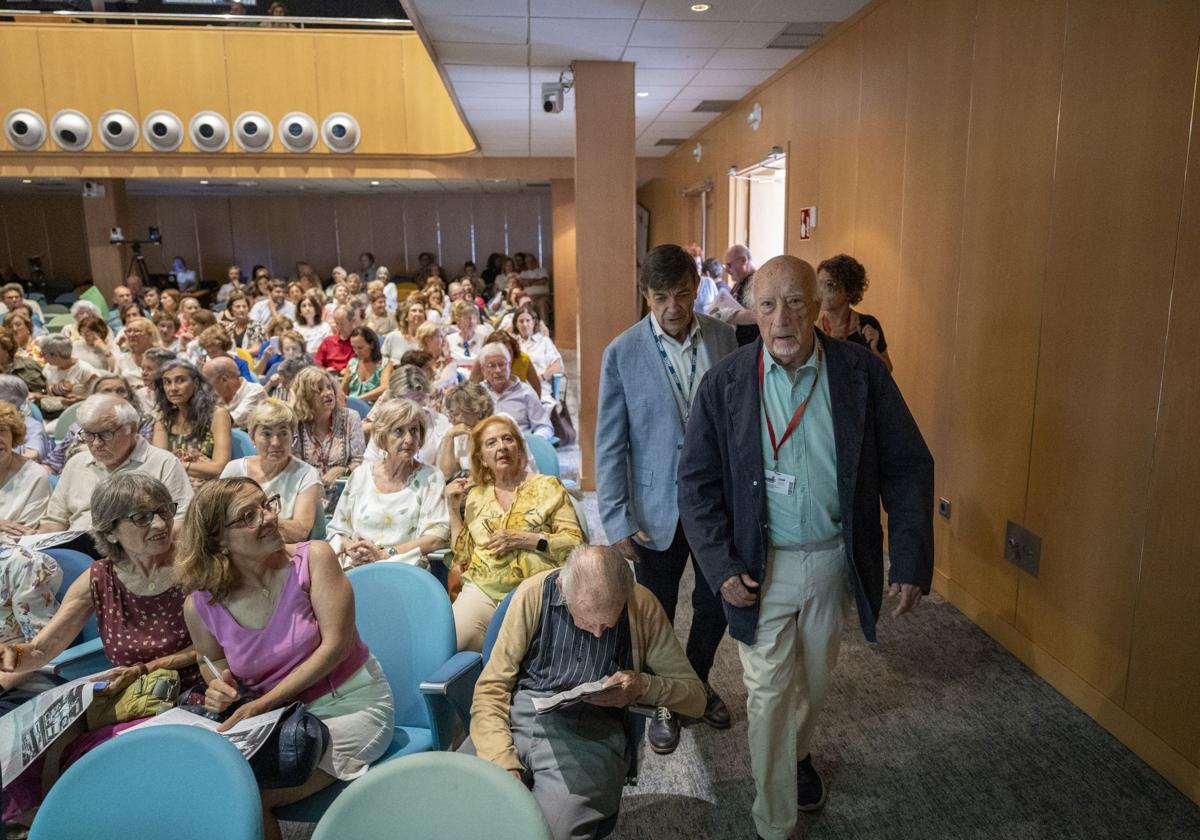 Manuel Vicent llega al Paraninfo de la UIMP, escenario de los Martes Literarios, acompañado por el rector Carlos Andradas