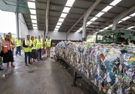 El consejero de Medio Ambiente, Roberto Media, y la edil del área, Patricia Portilla, ayer, en la visita a la planta junto a otros cargos.