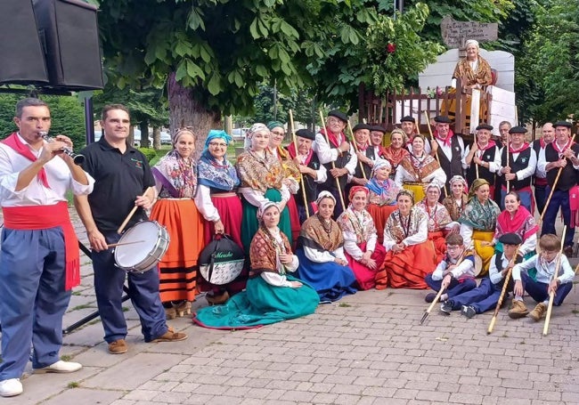 Los piteros de Barreda, acompañados del Grupo de Danzas y las rondas campurrianas.