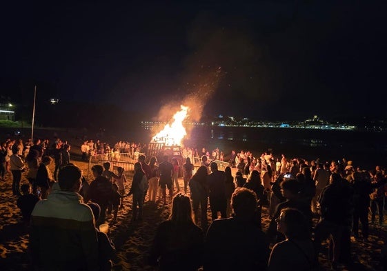 Contemplando el fuego en San Vicente de la Barquera.