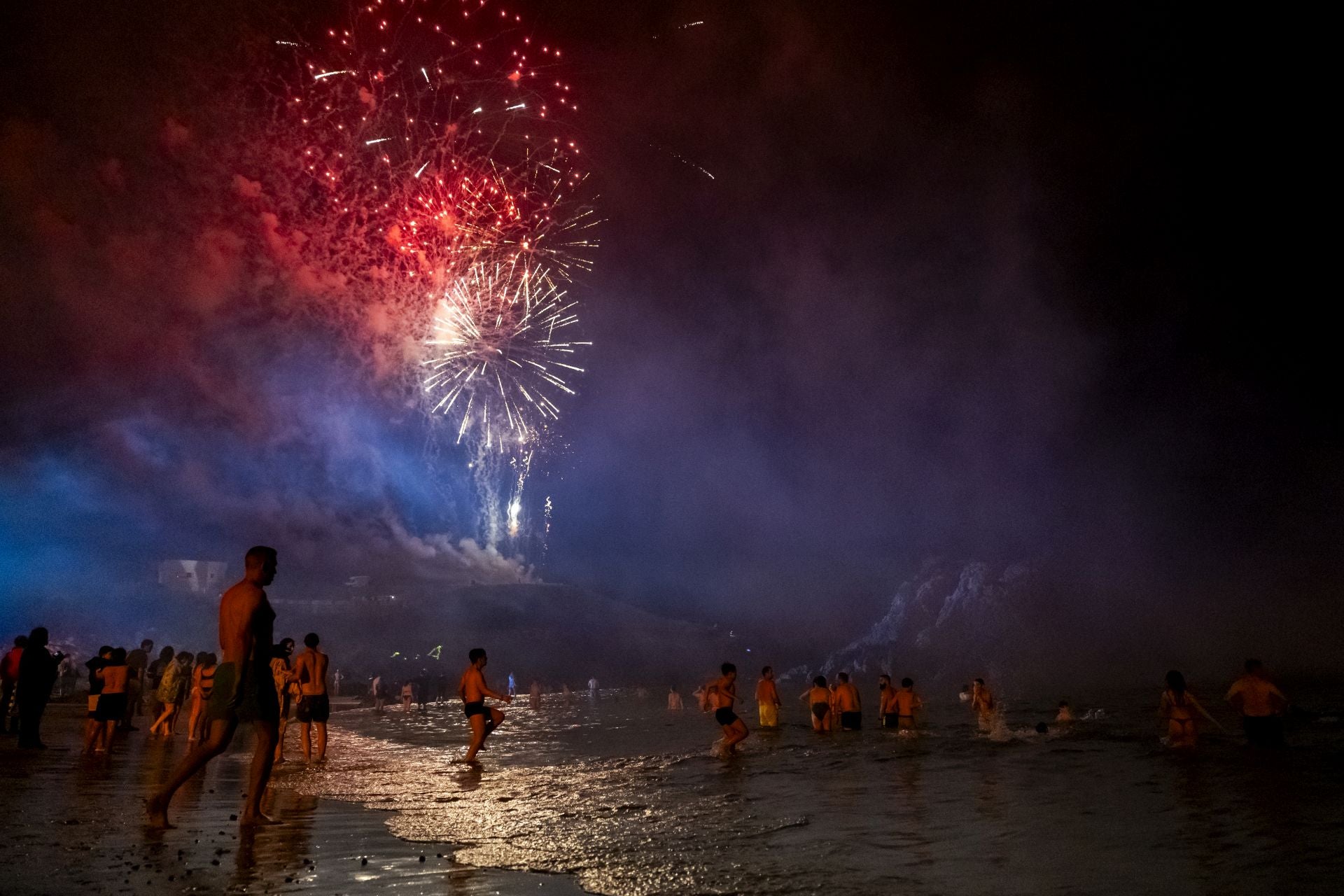 La noche volvió a iluminarse en Soto de la Marina, uno de los lugares en Cantabria donde más se celebra San Juan. 