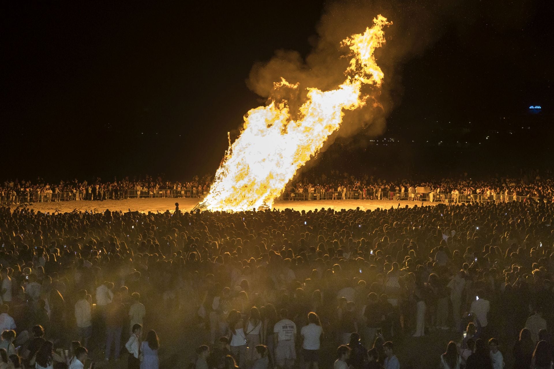 El fuego empezó a arder a medianoche como marca la tradición en la playa de El Sardinero.
