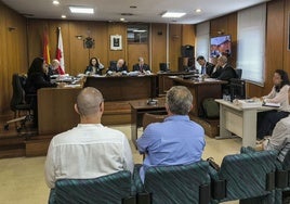 Los tres acusados, momentos antes de prestar declaración