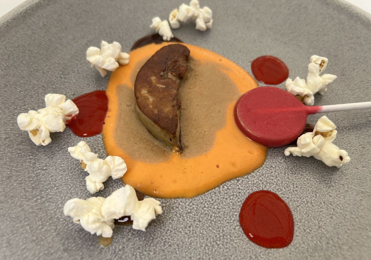 Imagen principal - Salmorejo de foie e hígado plancha, gel de Martini blanco y palomitas; machote al vapor con agua de algas y jugo de carrilleras y gyoza rellena de langostino y rollito de primavera con lechazo en su jugo agridulce y aroma de trufa blanca.