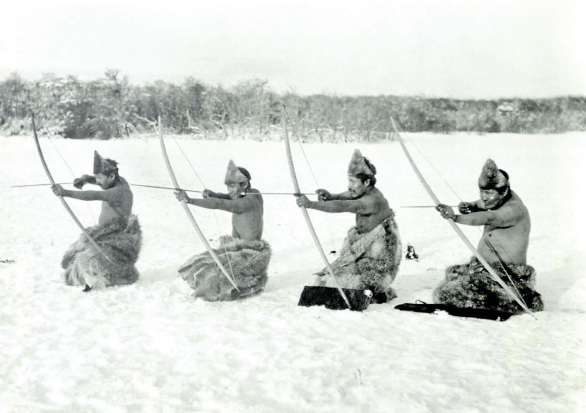 'Tiro en posición agachada. Cazadores de guanacos'.