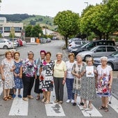 Representantes de la asociación y vecinas de Tanos, en una de las calles que el Ayuntamiento de Torrelavega cambió de nombre.