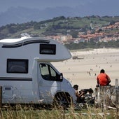 Una autocaravana frente a la playa de Gerra.