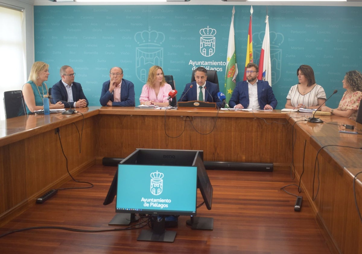 El equipo de Gobierno de Piélagos al completo flanqueando a Carlos Caramés en el centro de la foto.