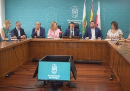 El equipo de Gobierno de Piélagos al completo flanqueando a Carlos Caramés en el centro de la foto.