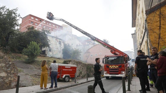 Un incendio afecta a una vivienda okupada en la calle San Sebastián de Santander