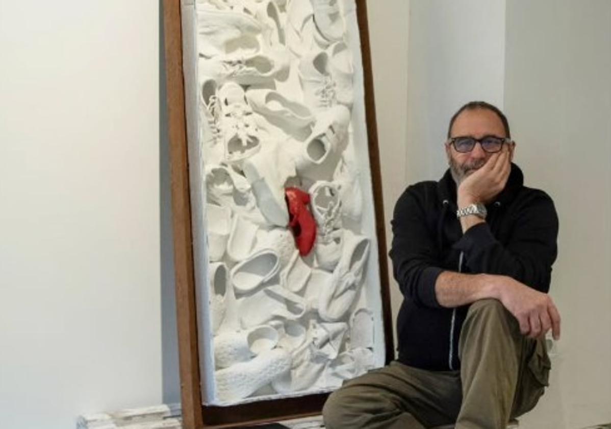 El artista Juanma Tapia juntos a su obra «Carnemigrante, por cuartos o enteros»