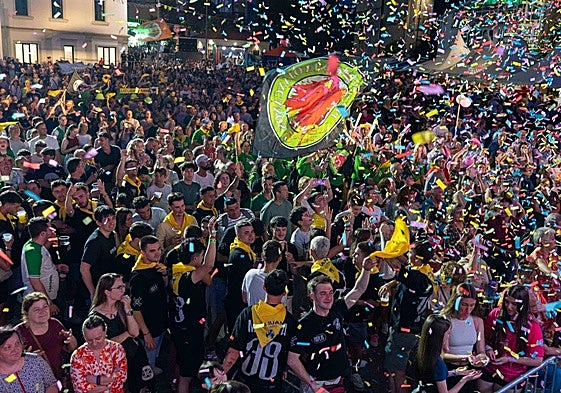 Cientos de peñistas en el pregón de San Juan en Maliaño.
