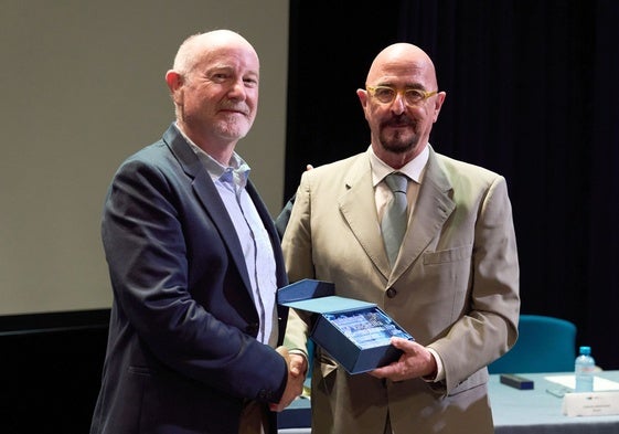 César Pascual entrega el premio al doctor Rafael Yuste.