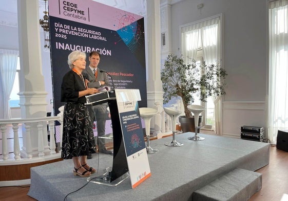 La directora del ICASST, Ana González Pescador, junto al presidente de CEOE-Cepyme, Enrique Conde, durante el acto de inauguración de la jornada.