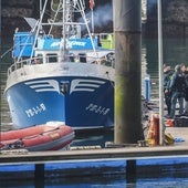 Agentes de la Guardia Civil practicando pesquisas tras al hundimiento del barco.