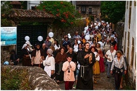 Desfile de luces con los participantes portando farolillos.