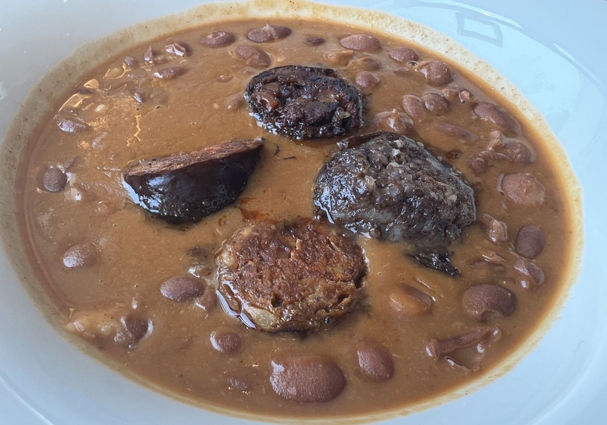 Alubias rojas estofadas con chorizo y morcilla.