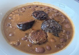 Alubias rojas estofadas con chorizo y morcilla.