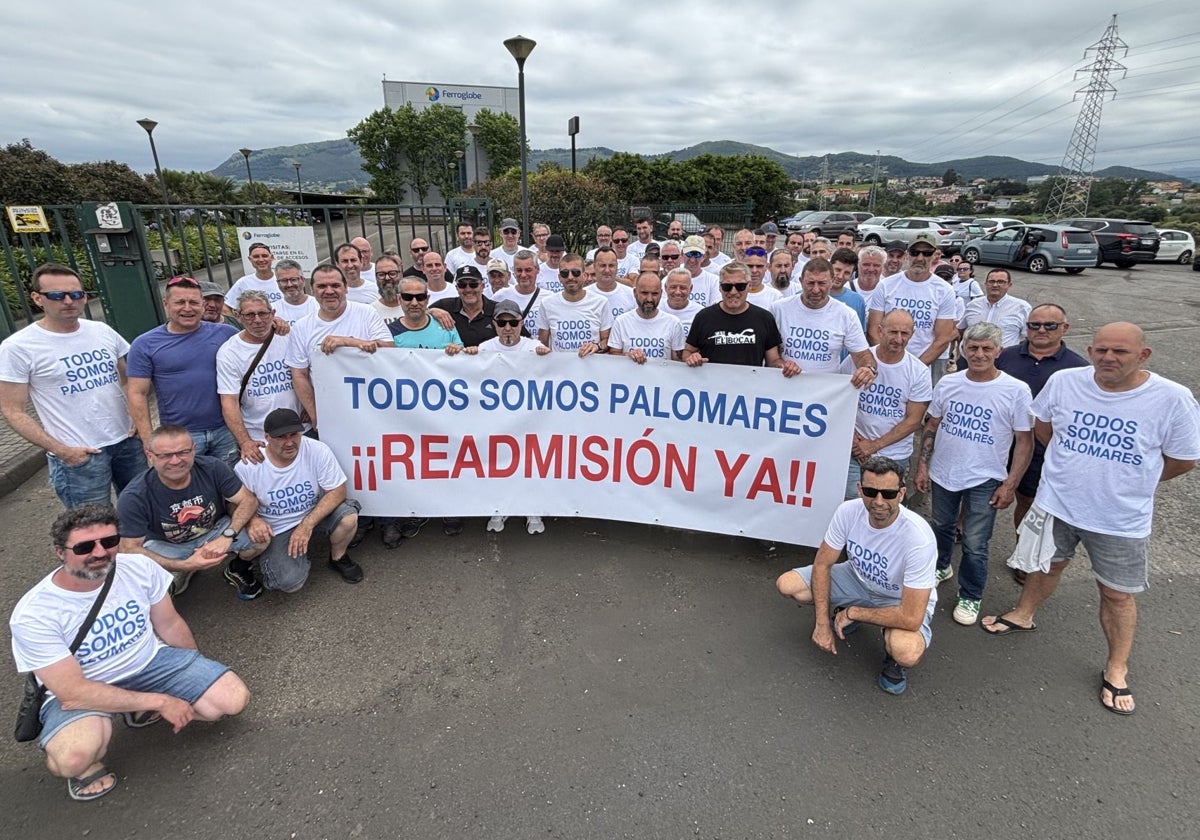 Los empleados que se manifestaron este jueves junto al complejo industrial de Ferroatlántica.