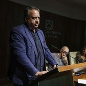 Carlos Yáñez, fiscal de sala de Derechos Humanos y Memoria Democrática de Cantabria imparte la charla en compañía de Roberto Ruisánchez, del colectivo Desmemoriados, Dolores Delgado, fiscal de sala de Derechos Humanos y Memoria Democrática de la Fiscalía General del Estado, y Jesús Arteaga, fiscal superior de Cantabria