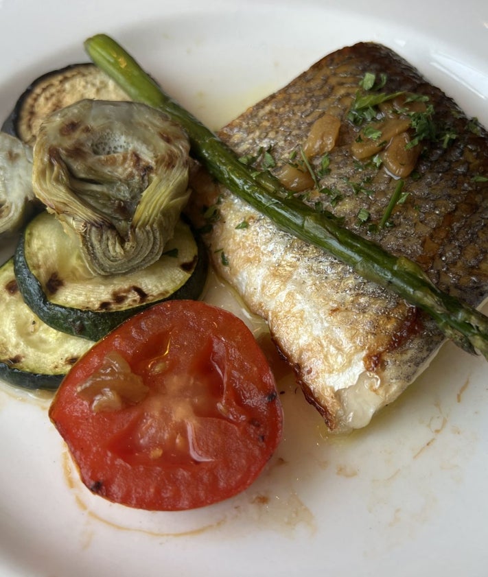Imagen secundaria 2 - Zamburiñas rellenas de marisco y gratinados, escalopines de picaña rebozados y pimientos y suprema de lubina al horno con verduras.