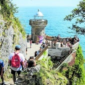 Visitantes disfrutando del Faro del Caballo de Santoña.