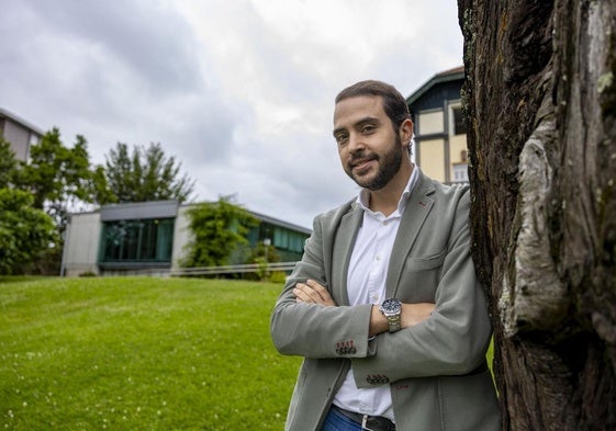 Lamadrid, en los jardines de Las Carolinas, donde está la sede de la Asociación.
