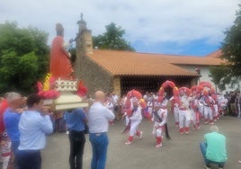 Procesión con el baile de las tradicionales danzas de los Picayos de La Revilla.