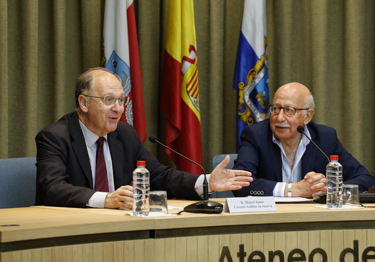 Miguel Ayuso, en el Ateneo, junto a Federico Lucendo Pombo.