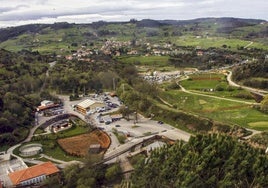 El tobogán saldrá desde esta altura, el lavadero de la antigua mina, y bajará hasta la entrada al parque, sin pasar por los recintos de los animales.