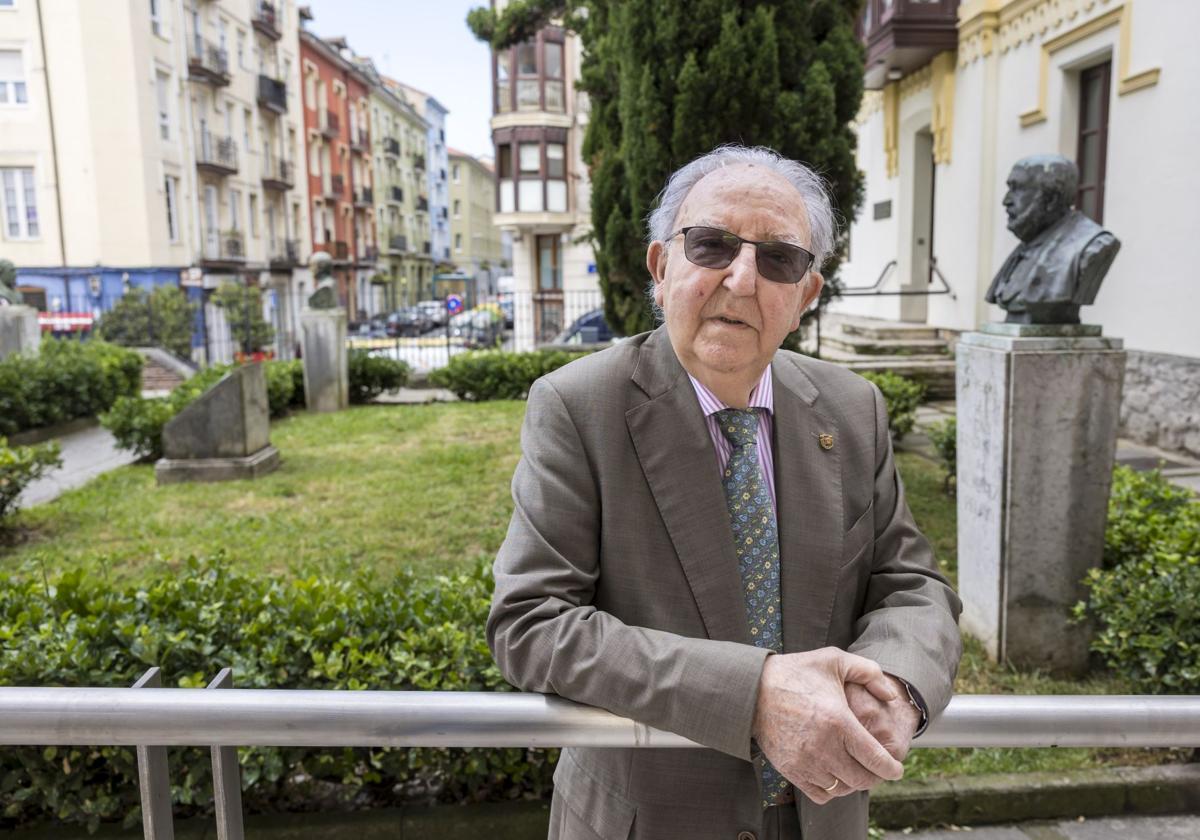 Modesto Chato, en el jardín de la Biblioteca Menéndez Pelayo, muy cerca de una de las sedes de Unate en Santander.