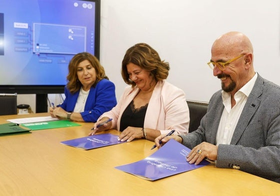 Gloria González, Ana Samperio y César Pascual en el momento de la firma del pacto.