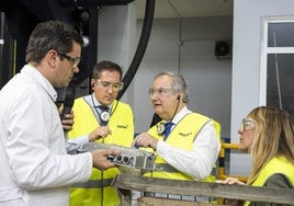 El ministro Hereu durante su visita a la planda de Ampuero de Teknia.