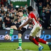 Íñigo Vicente, controla el balón durante el Racing-Sporting en El Sardinero