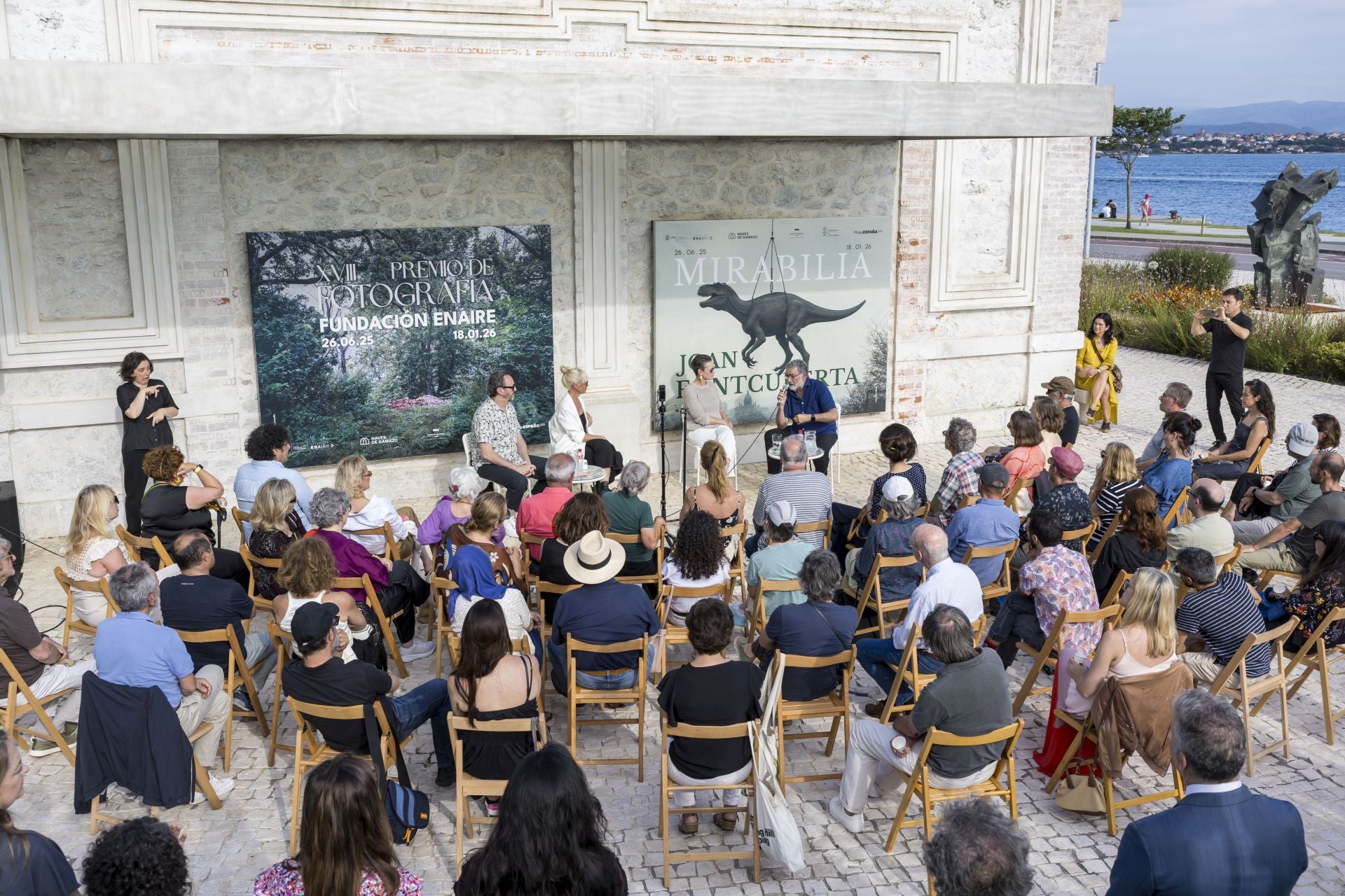 Acto inaugural de la muestra de Fontcuberta. El artista y ensayista mantuvo un encuentro con el público en los accesos a las Naves de Gamazo.