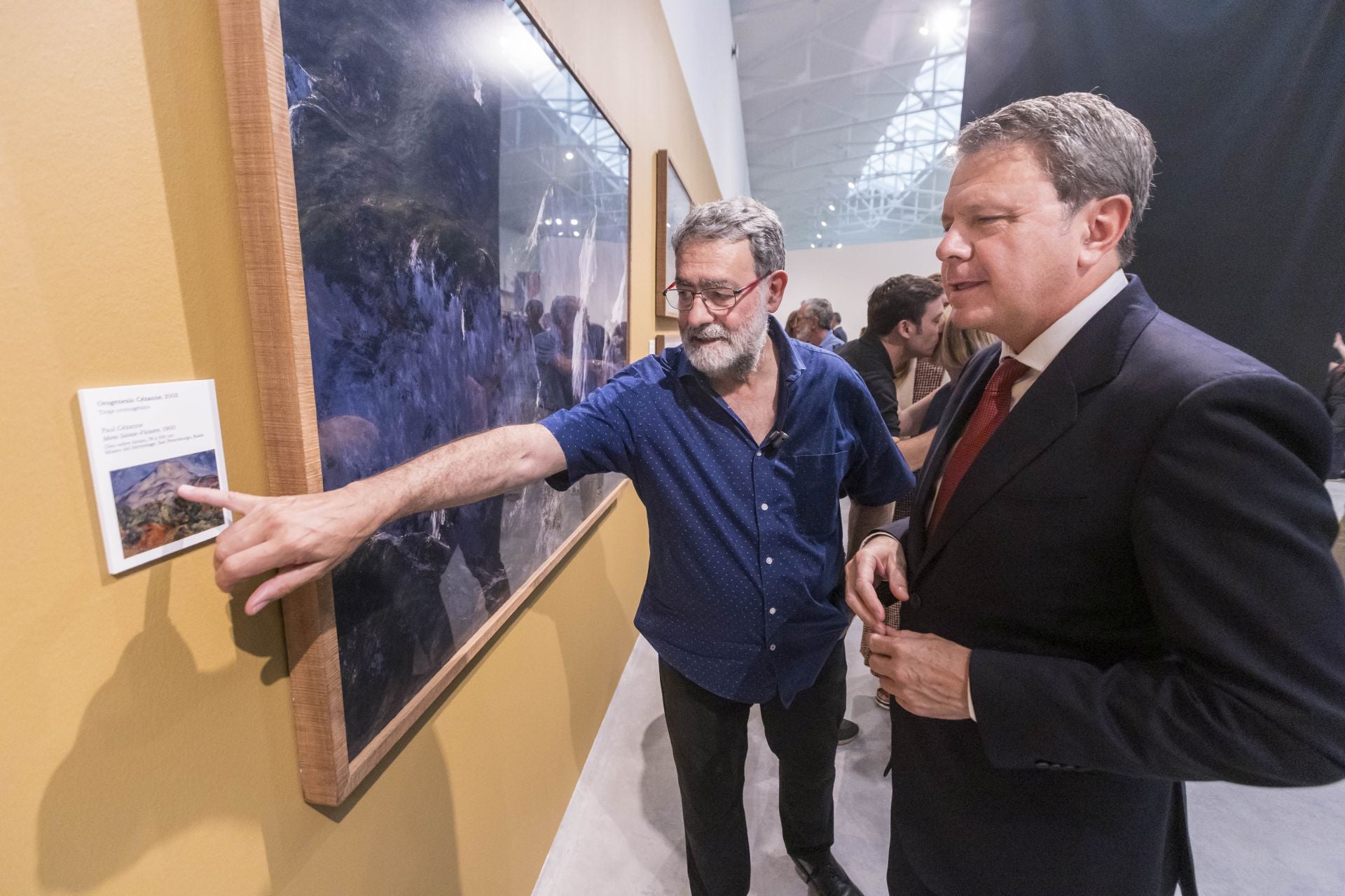 El artista realizó una visita guiada por su exposición. A su lado, el secretario de Estado de Transportes y presidente de Fundación Enaire.