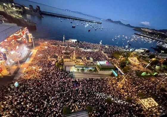 Imagen aérea de la actuación de Panorama este jueves en Castro.