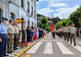 Desfile de los militares en el exterior del Patronato.