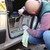 Un miembro de la Agrupación de Tráfico investiga el número de bastidor de un vehículo.