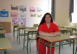 La alumna Adela Toráen una de las aulas delInstituto Manzanedo.