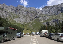 Autocaravanas y coches aparcados, ayer, en los arcenes de los accesos al teleférico de Fuente Dé.
