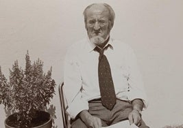 El novelista, poeta y académico Álvaro Pombo en uno de los retratos que presiden la exposición 'Una narrativa de la fragilidad'.