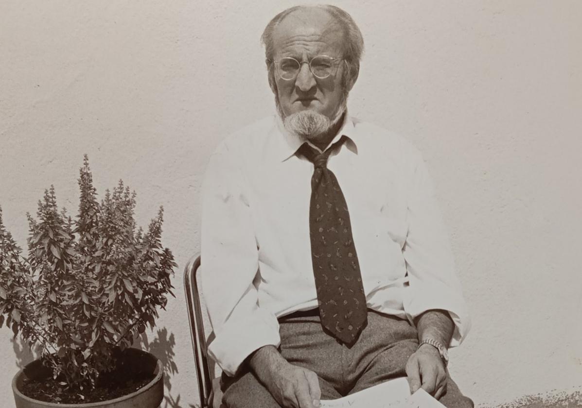 El novelista, poeta y académico Álvaro Pombo en uno de los retratos que presiden la exposición 'Una narrativa de la fragilidad'.