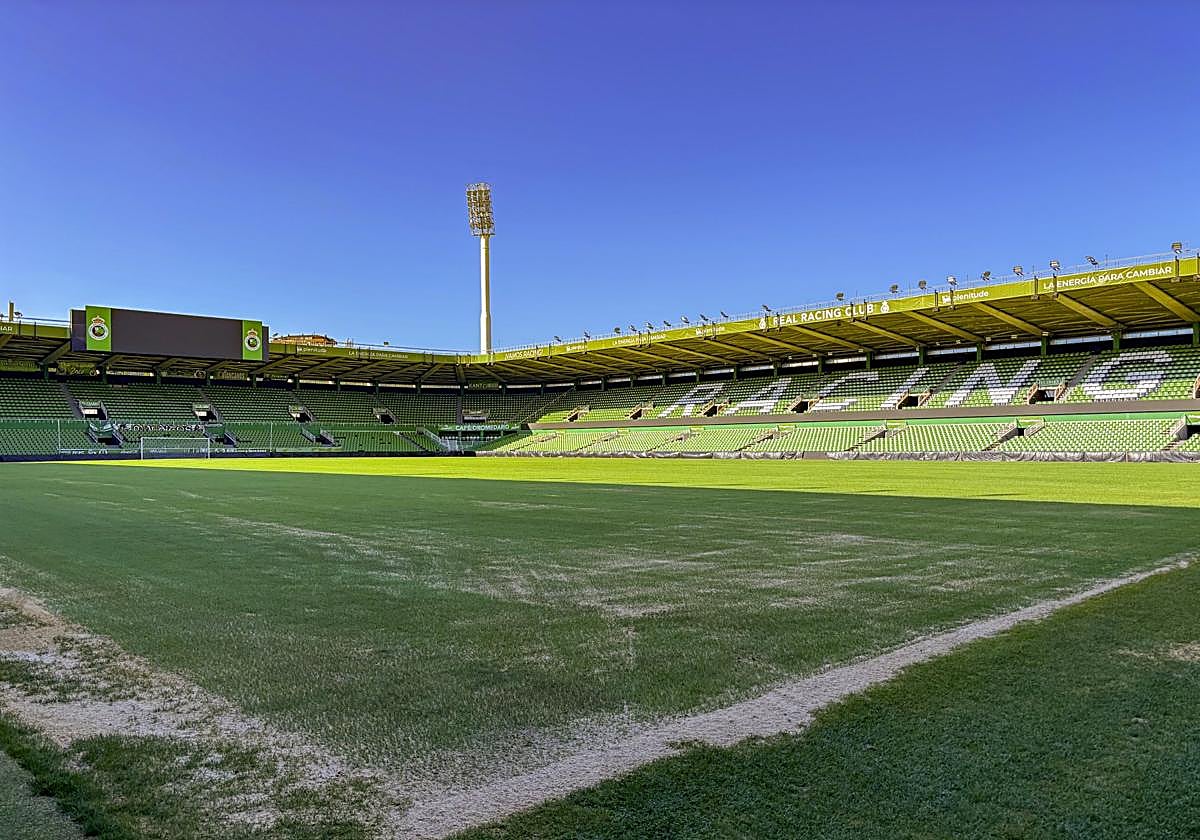 El césped de El Sardinero, ayer, con la arena fina sobre el terreno de juego, una vez comenzadas las tareas de remodelación.