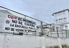 Uno de los carteles diseñados como símbolo de protesta ante el cierre del centro educativo de Castro.