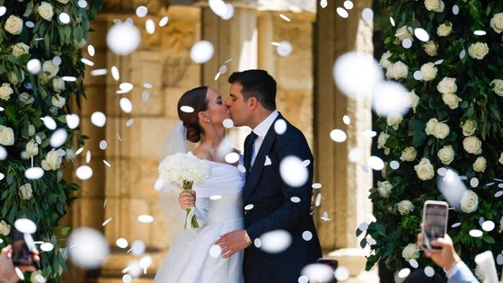 El beso de Lucía Gutiérrez Alonso y Nacho Boluda ya como marido y mujer.