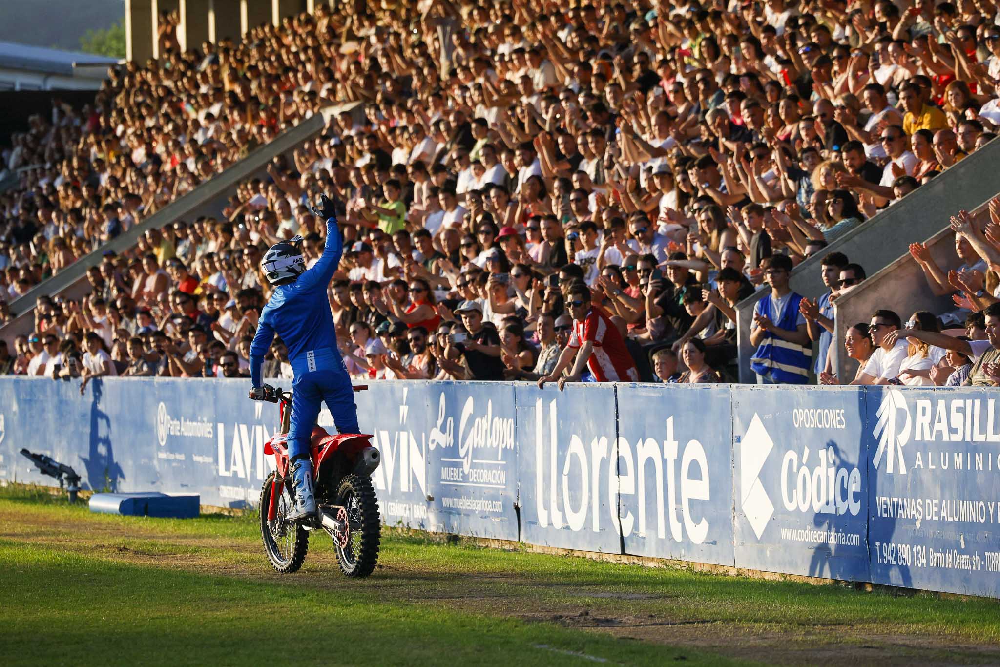 Los pilotos pusieron de pie al público que se congrego en el estadio torrelaveguense. 